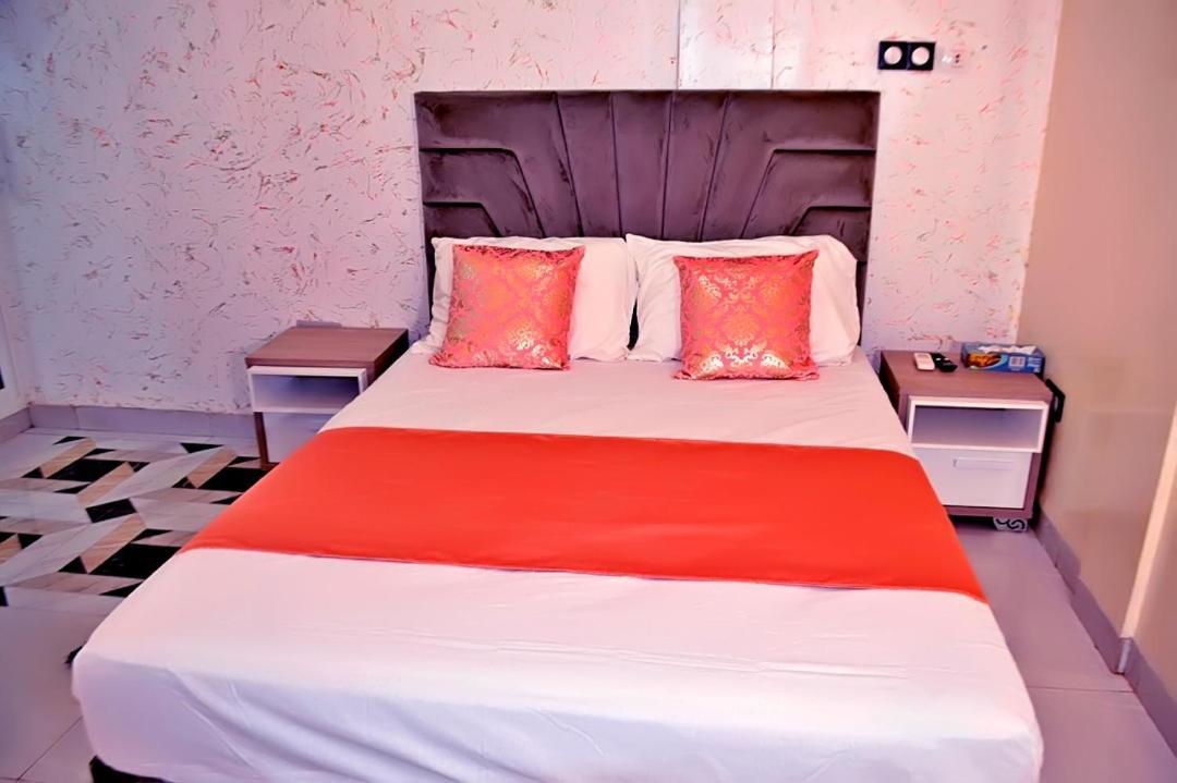 Complexe Hotelier And Ouagadougou Exteriör bild